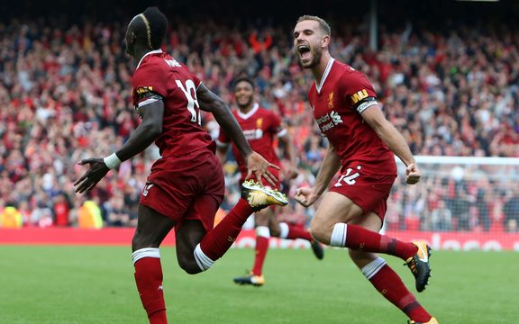 Sadio Mane (a sinistra) del Liverpool festeggia con Jordan Henderson