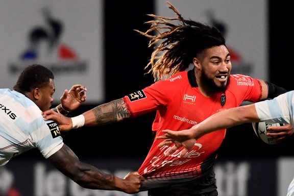 Ma'a Nonu di Tolone viene affrontato da Virimi Vakatawa del Racing 92 durante la partita di rugby francese Top14, Racing 92 vs RC Toulon l'8 aprile 2018 a Parigi