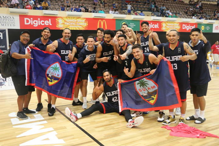 Guam merayakan medali emasnya di Pacific Games 2019.