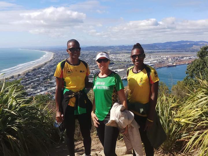 Peraih medali emas Pacific Games Miller Pata dan Sherysyn Toko bersama Presiden Bola Voli Vanuatu Debbie Masauvakalo.