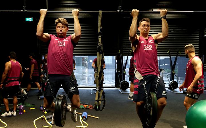 Beauden Barrett (Kiri) dan Will Jordan (Kanan) selama latihan gym All Blacks.  Auckland.  Oktober 2020.