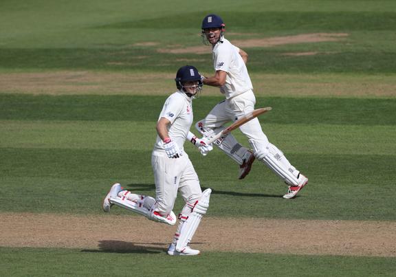 Joe Root e Alastair Cook