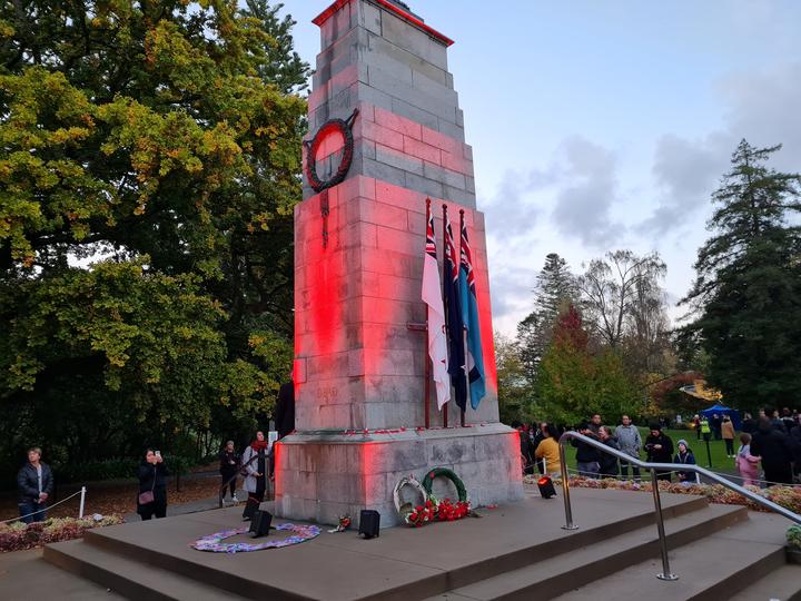 汉密尔顿纪念碑在黎明服务后。