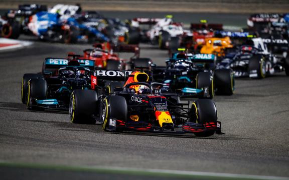 Max Verstappen, 2021 Formula 1 Bahreyn Grand Prix'sini kullanıyor.