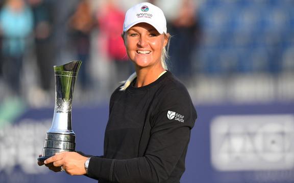 La svedese Anna Nordqvist posa con il trofeo dopo aver vinto il British Women's Open, dopo l'ultimo round 69 a Carnoustie, in Scozia, il 22 agosto 2021. 