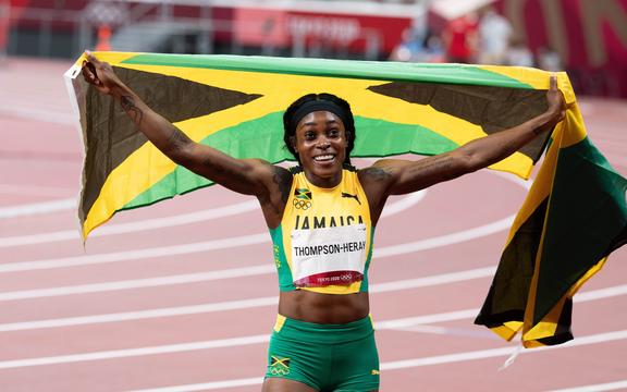 Elaine Thompson Herah de Jamaica celebra tras ganar el oro olímpico