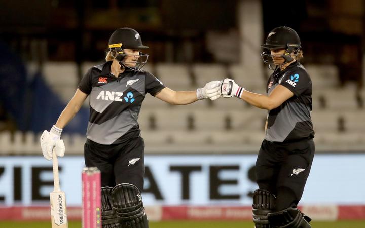 Sophie Devine (left) and Suzie Bates of New Zealand 