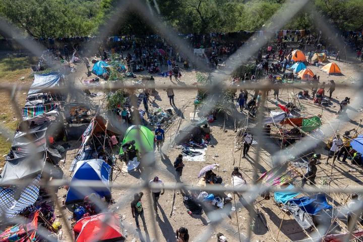 Miles de migrantes, en su mayoría haitianos, se reúnen en un campamento improvisado debajo del puente internacional entre Del Río, Texas y Acuña, México. 