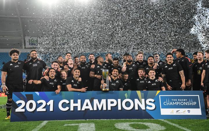 The All Blacks players pose for a team photo after winning the 2021 Rugby Championship. Gold Coast, Australia. Saturday 2 October 2021. 