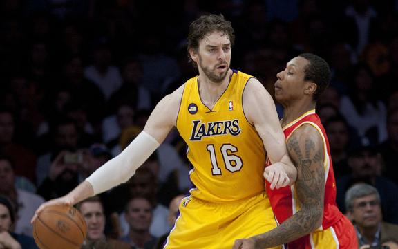 El jugador de baloncesto español Pau Gasol jugando para Los Angeles Lakers en 2013.