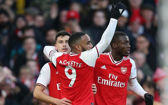 Alexandre Lacazette y otros jugadores del Arsenal.