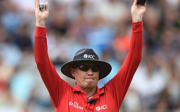 L'arbitro di cricket inglese Michael Gove.