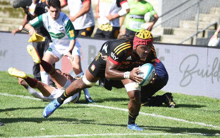 Chiefs Pita Gus Sowakula goes in for a try during their Super Rugby match Highlanders v Chiefs. Wakatipu Rugby Park, Queenstown, New Zealand. Saturday 19 February 2022. ©Copyright Photo: Chris Symes / www.photosport.nz