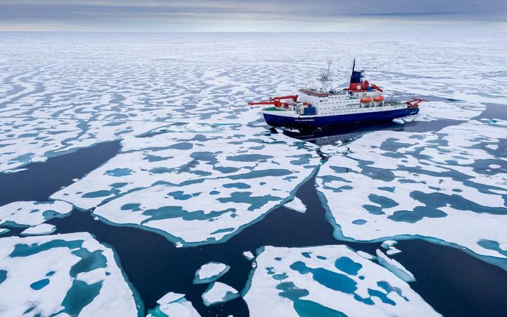 Heading for the new MOSAiC ice floe, Polarstern takes the shortest way to the area of interest: via the North Pole.