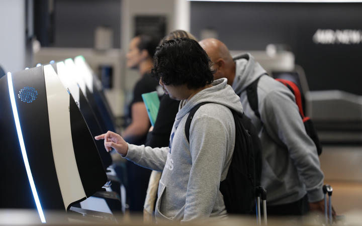 Passengers leaving Auckland on first day of trans-Tasman bubble 