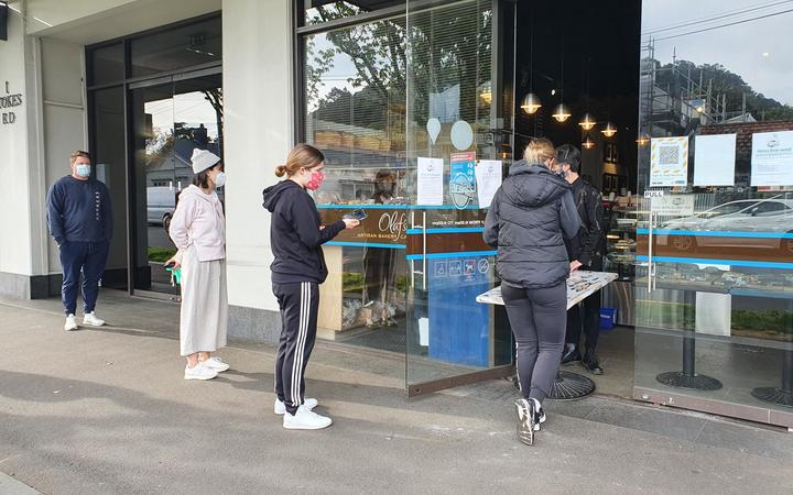 Customers queiung for takeaways at Olafs Cafe. Mt Eden, on Auckland's first day of level 3 after five weeks of lockdown.