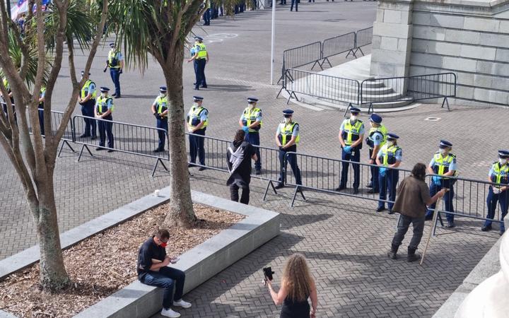 Police forming a ring around the front of Parliament. 