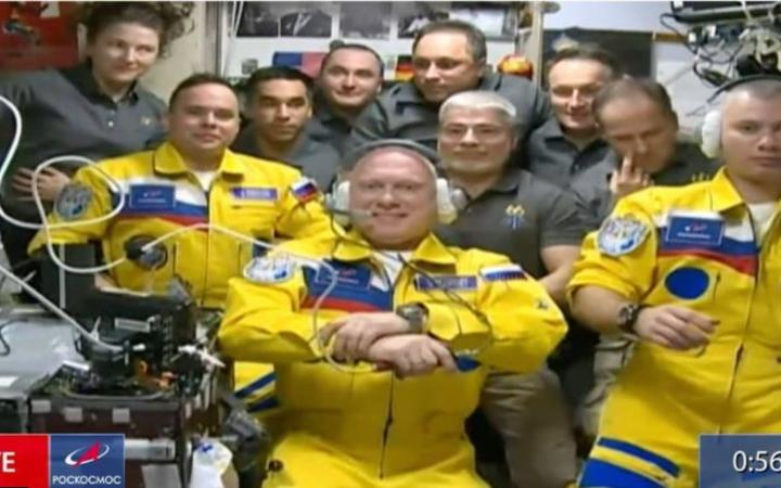 Les Russes se rendent à la Station spatiale internationale aux couleurs ukrainiennes