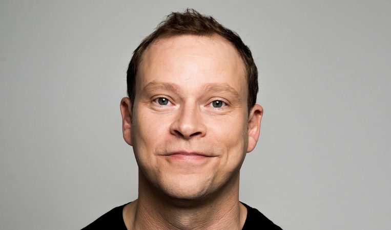 Robert Webb: How not to be a boy | RNZ