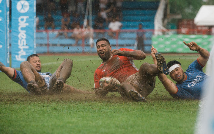 Cooper Vuna scores a try against Samoa but his side eventually loses 25-17