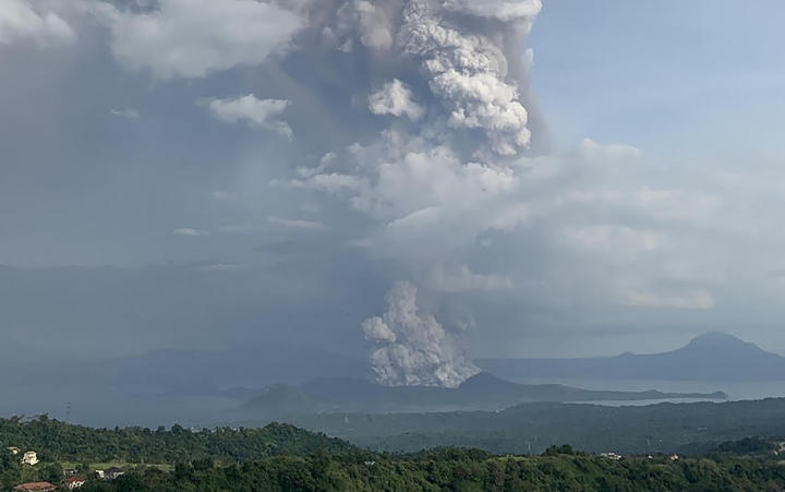 Manila shuts down after volcano eruption | RNZ News