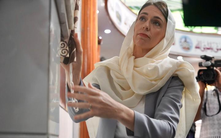 Jacinda Ardern unveils a memorial plaque at Lautoka Jame Masjid.