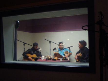 Maurice Banse, Turei Reedy and Jerry Banse perfrom acoustic version of Ua Marama Koe