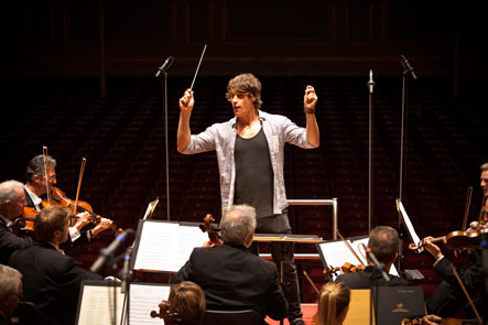 Jeremy Wells conducts NZSO Olivia Taylor